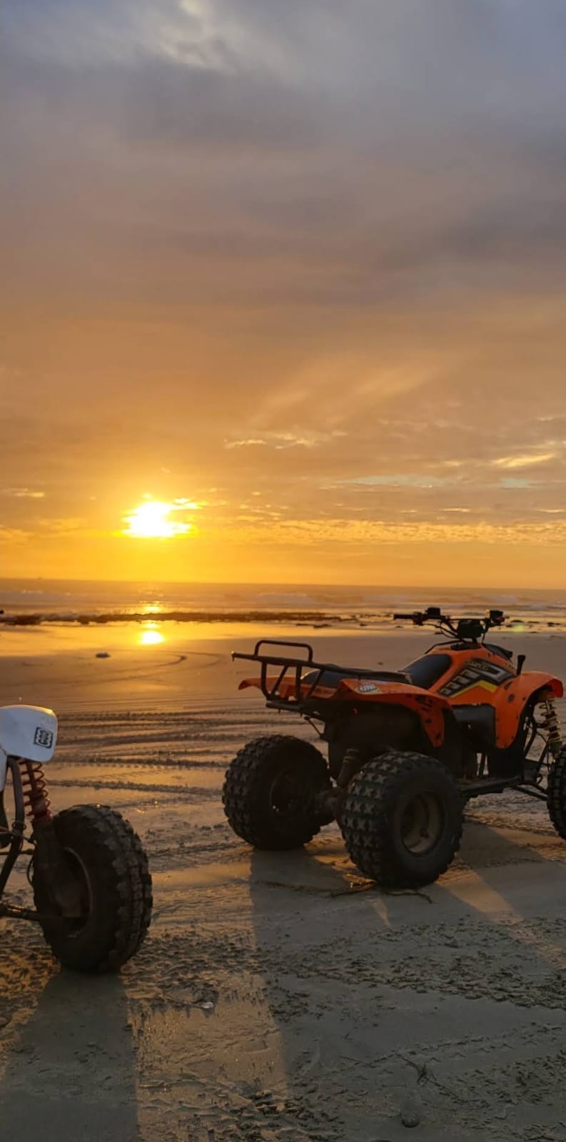 Cuatrimoto al atardecer frente al mar