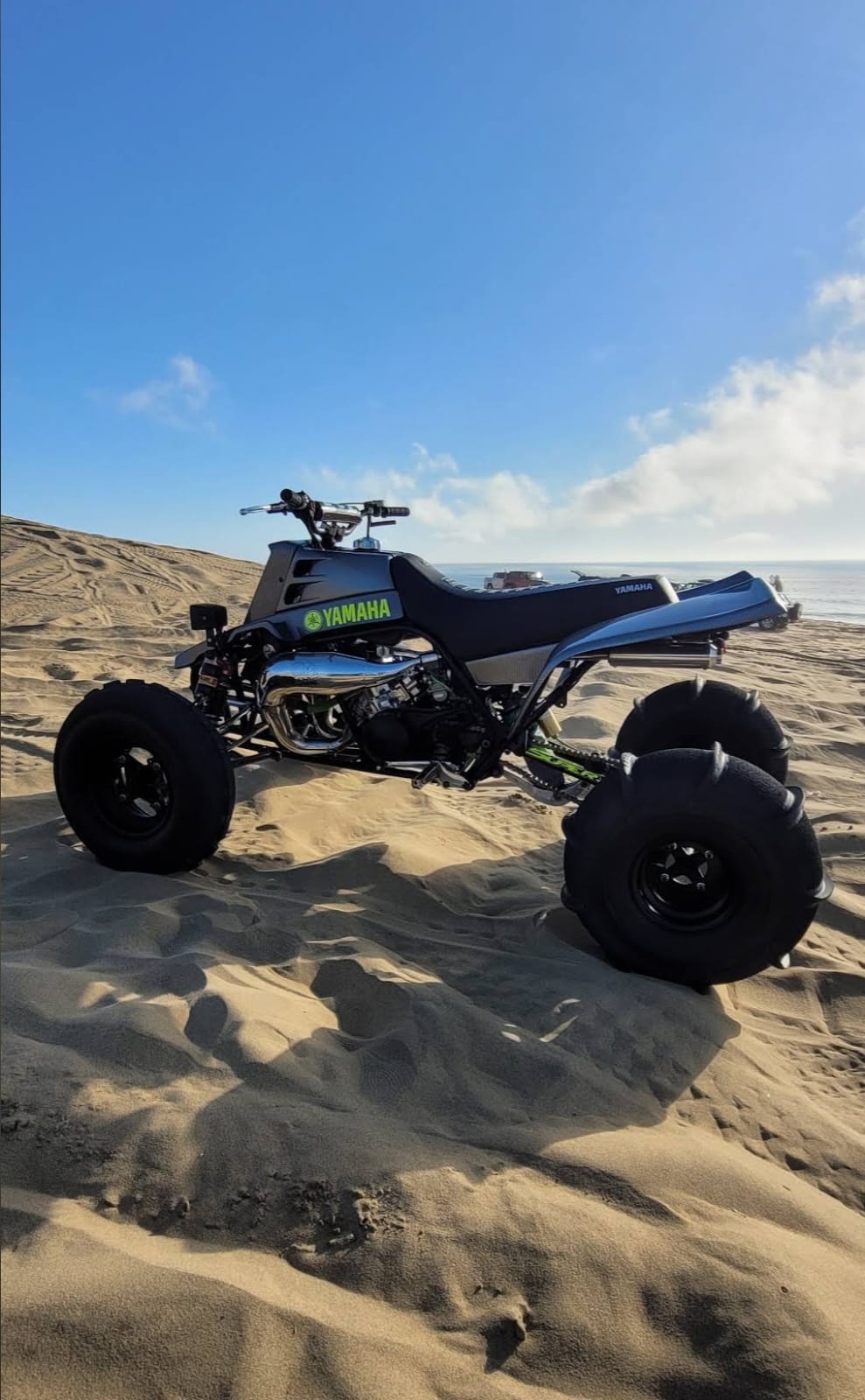 Cuatrimoto sobre las dunas con vista al mar