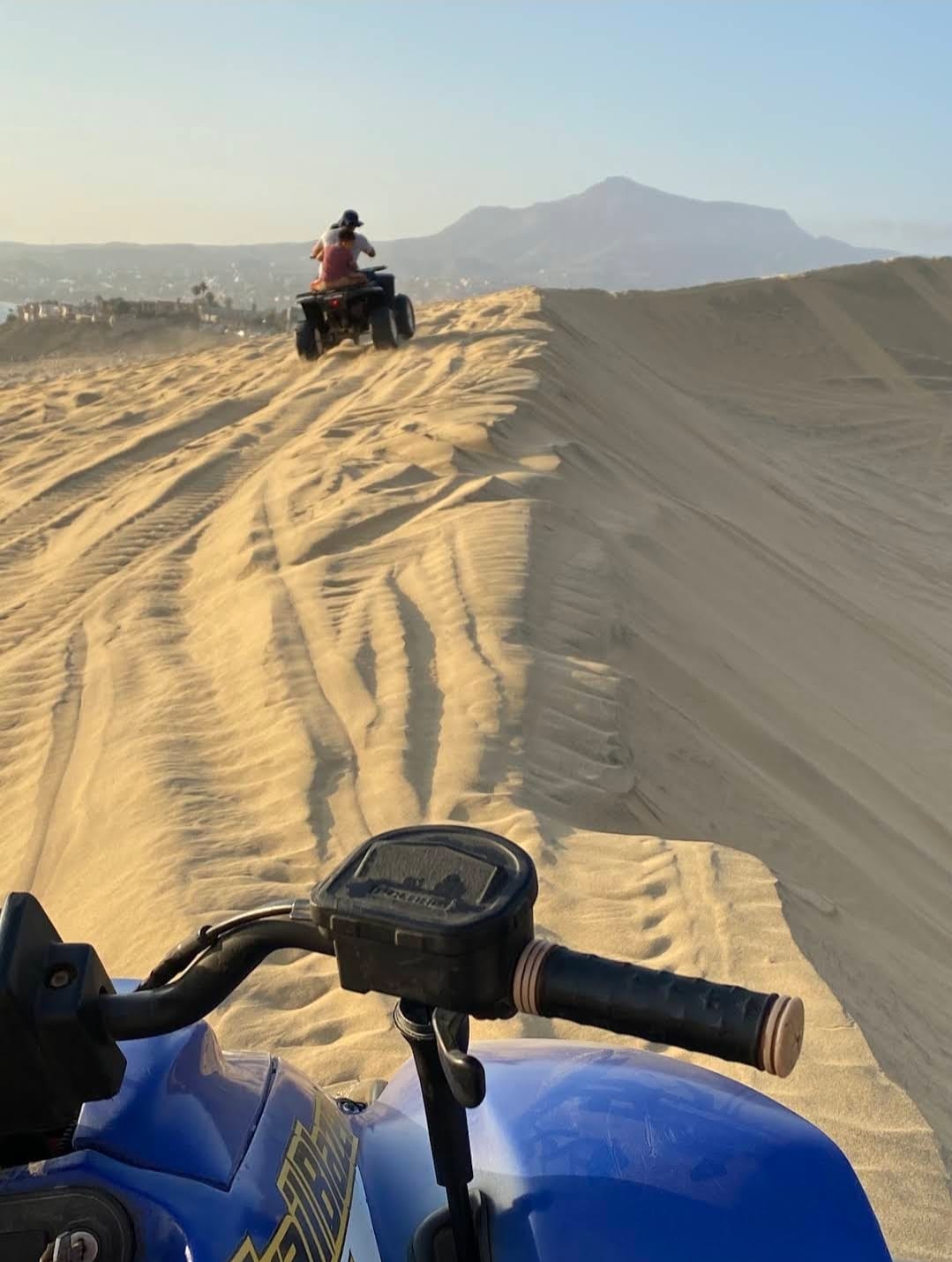 Cuatrimoto sobre las dunas con vista al mar
