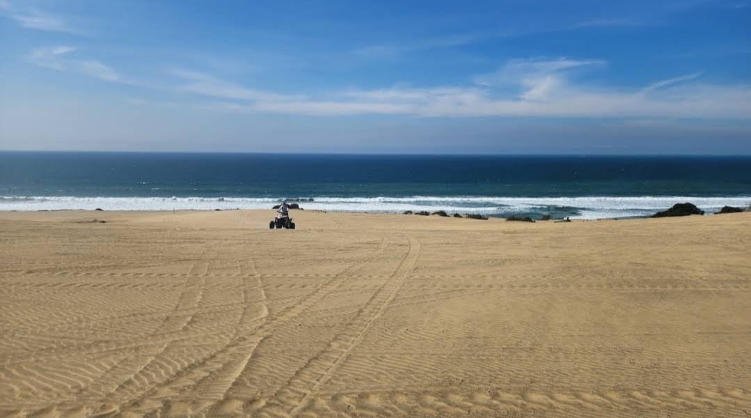 Cuatrimoto sobre las dunas con vista al mar