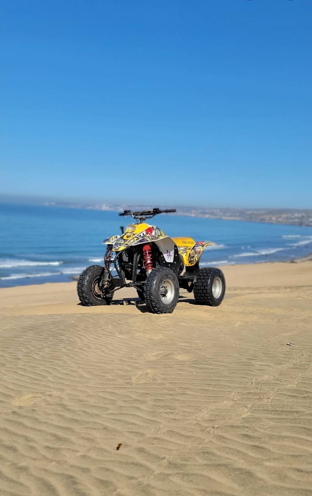Cuatrimoto sobre las dunas con vista al mar